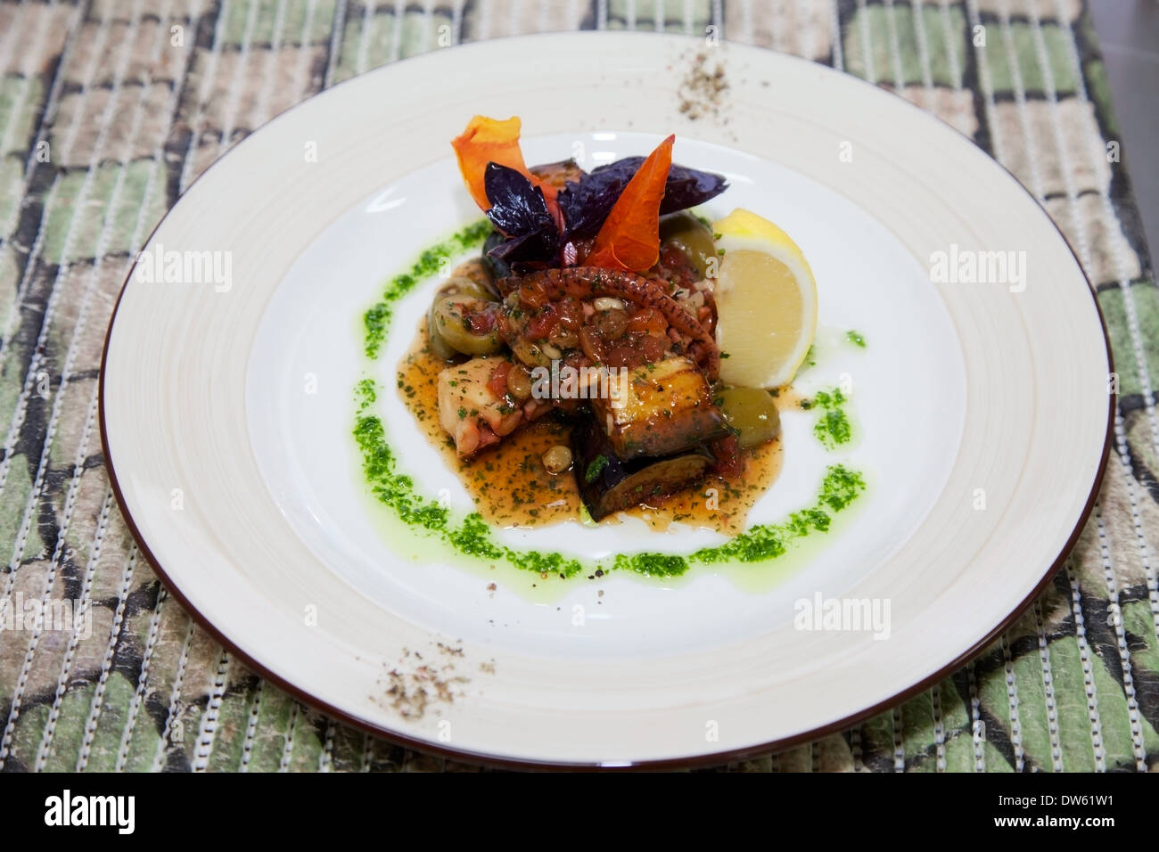 Salat mit Auberginen und Tintenfisch Stockfoto