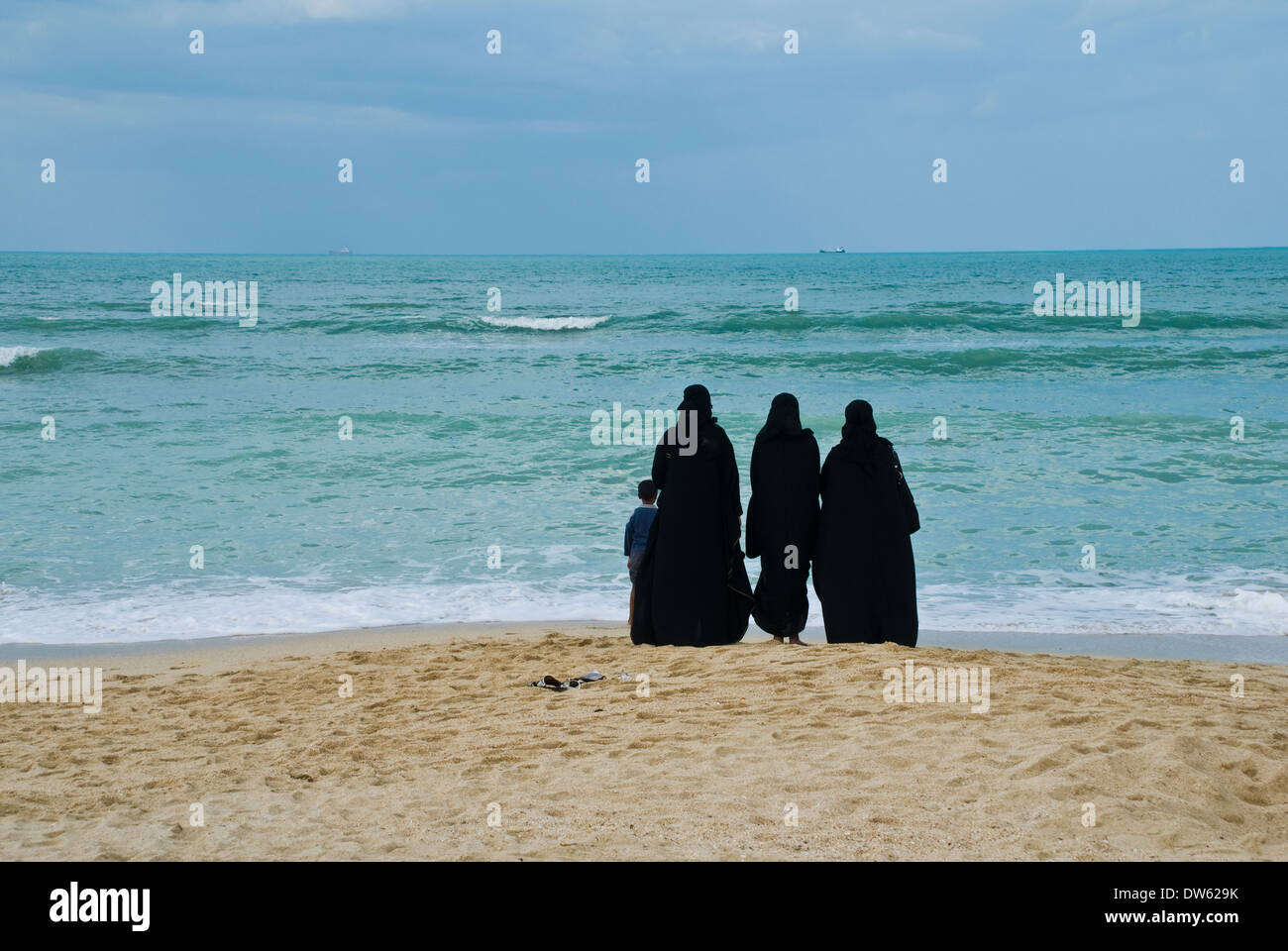Gruppe von arabischen Frauen am Strand Stockfoto