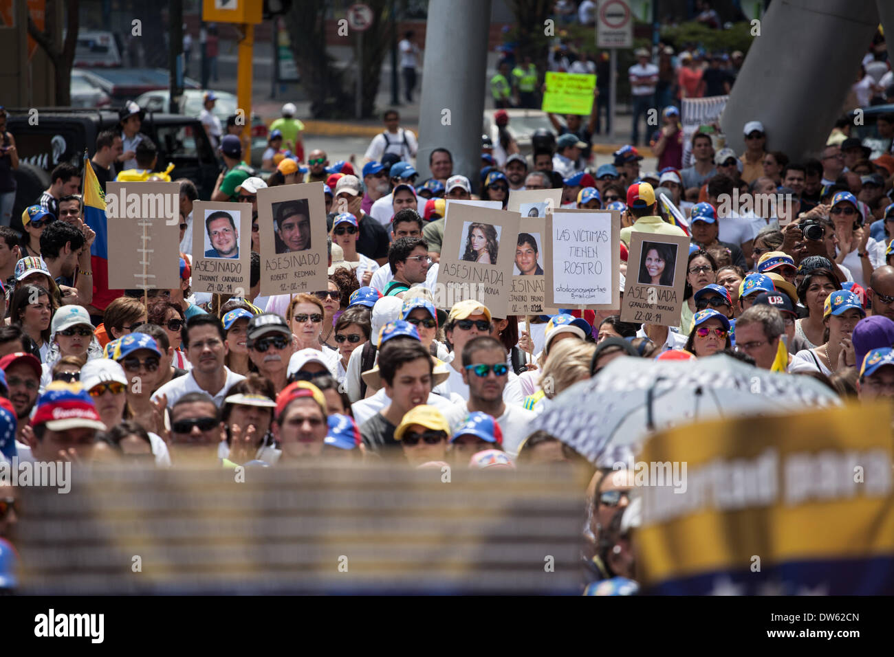 Caracas, Venezuela. 28. Februar 2014. Anhänger der Opposition teilnehmen an einer Demonstration auf dem Alfredo Sadel Platz, in der Gemeinde Baruta in Caracas, Venezuela, am 28. Februar 2014. Bildnachweis: Boris Vergara/Xinhua/Alamy Live-Nachrichten Stockfoto