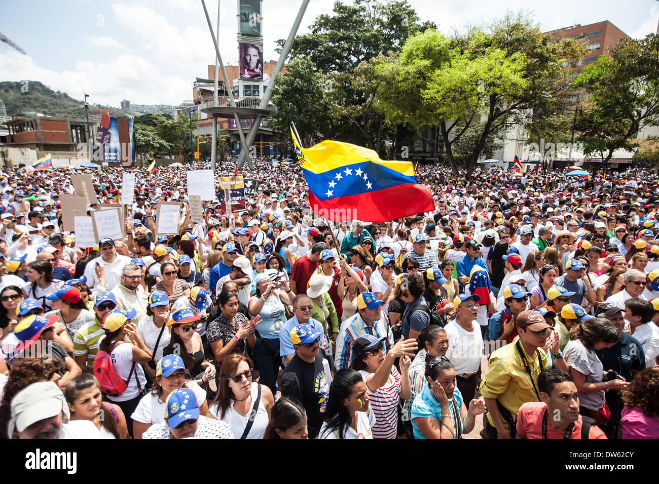 Caracas, Venezuela. 28. Februar 2014. Anhänger der Opposition teilnehmen an einer Demonstration auf dem Alfredo Sadel Platz, in der Gemeinde Baruta in Caracas, Venezuela, am 28. Februar 2014. Bildnachweis: Boris Vergara/Xinhua/Alamy Live-Nachrichten Stockfoto