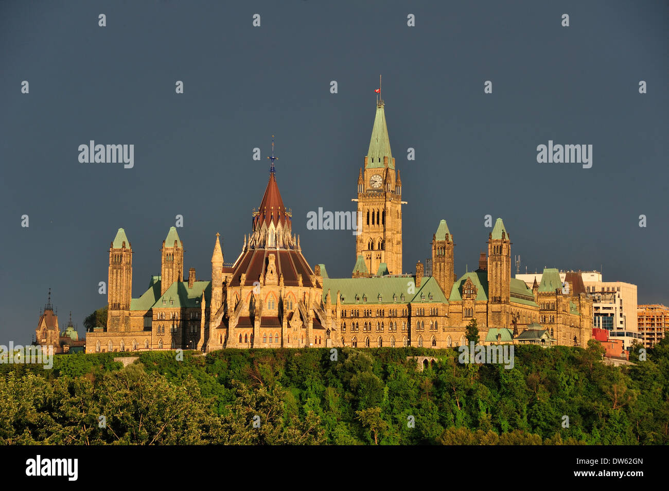 Das kanadische Parlamentsgebäude, gegen einen stürmischen Himmel. Platz für Text in den Himmel. Stockfoto