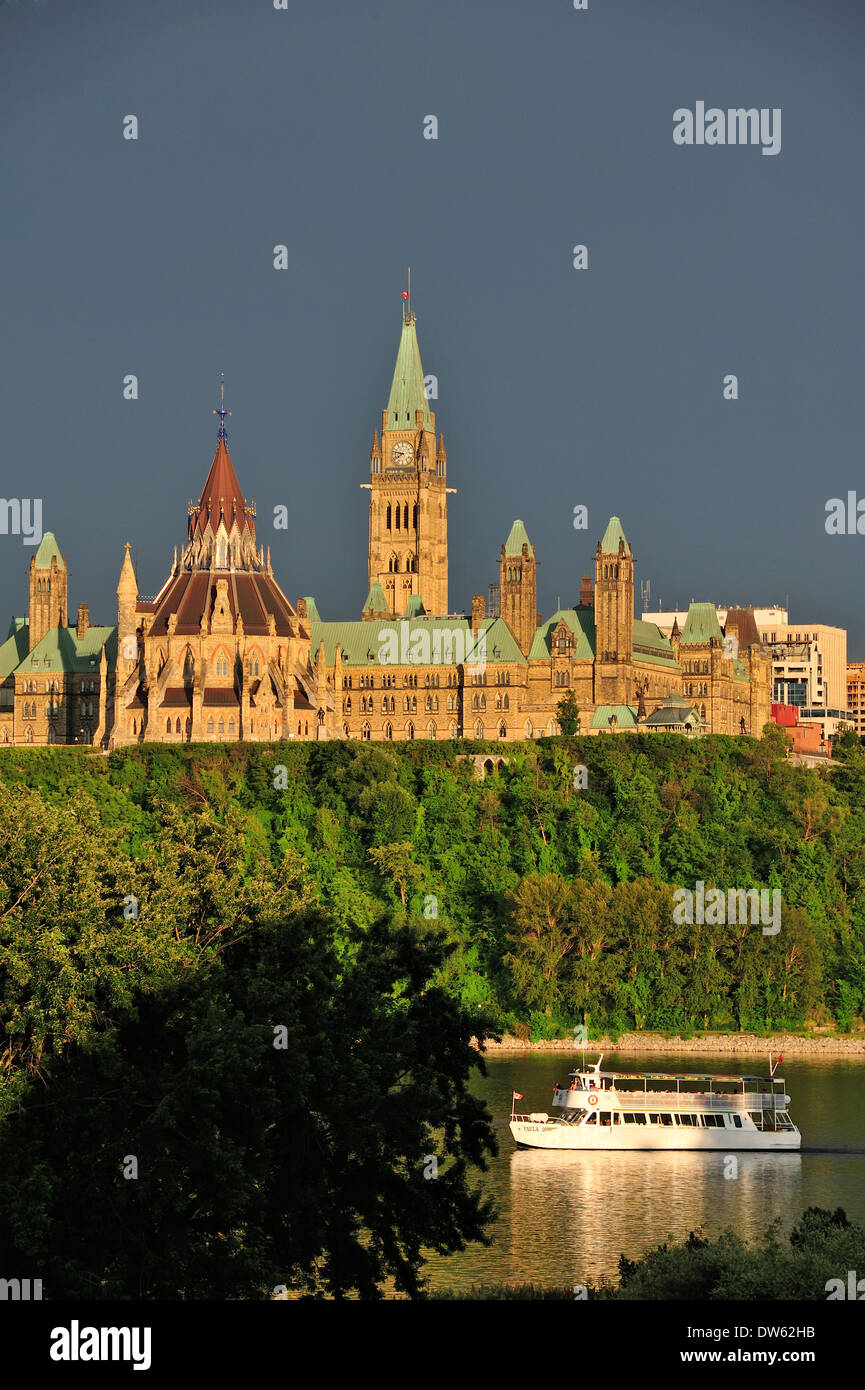 Das kanadische Parlament Buildins gegen einen stürmischen Himmel. Mit einem Sightseeing-Boot im Vordergrund. Platz für Text in den Himmel. Stockfoto