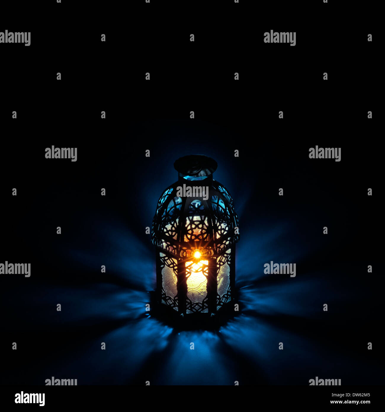 Eine beleuchtete arabische Laterne am hinteren Hintergrund Stockfoto
