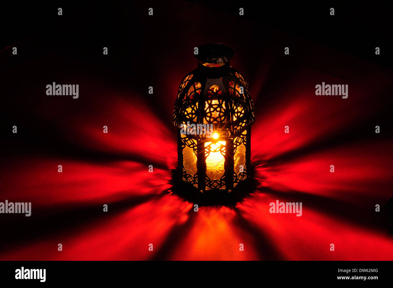 Arabische Lampe mit schönen Lichtern im Hintergrund Stockfoto