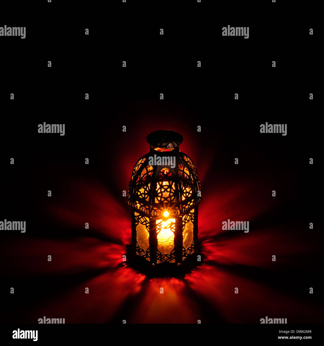 Leuchtende Ramadan Laterne auf schwarzem Hintergrund Stockfoto