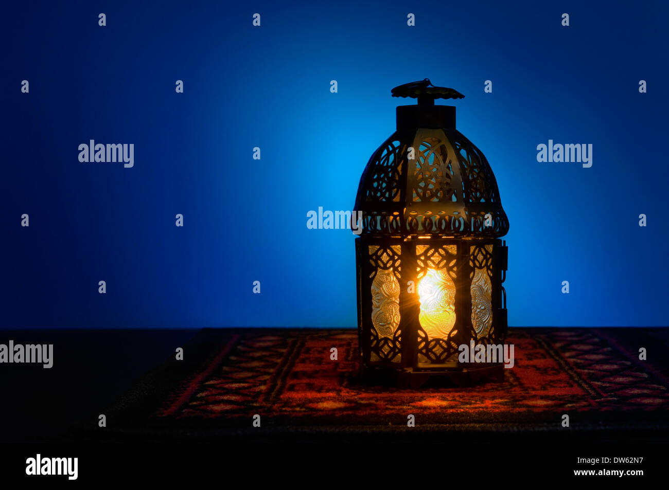 Eine beleuchtete arabische Laterne auf blauem Hintergrund Stockfoto