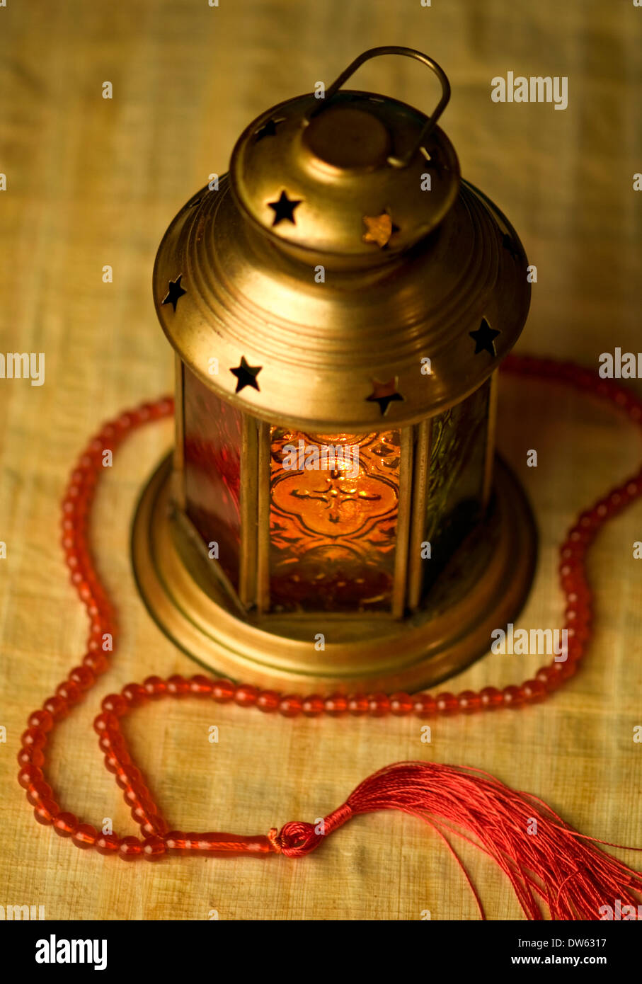 Traditionelle Arabische Lampe und Rosenkranz vom oberen Winkel Stockfoto