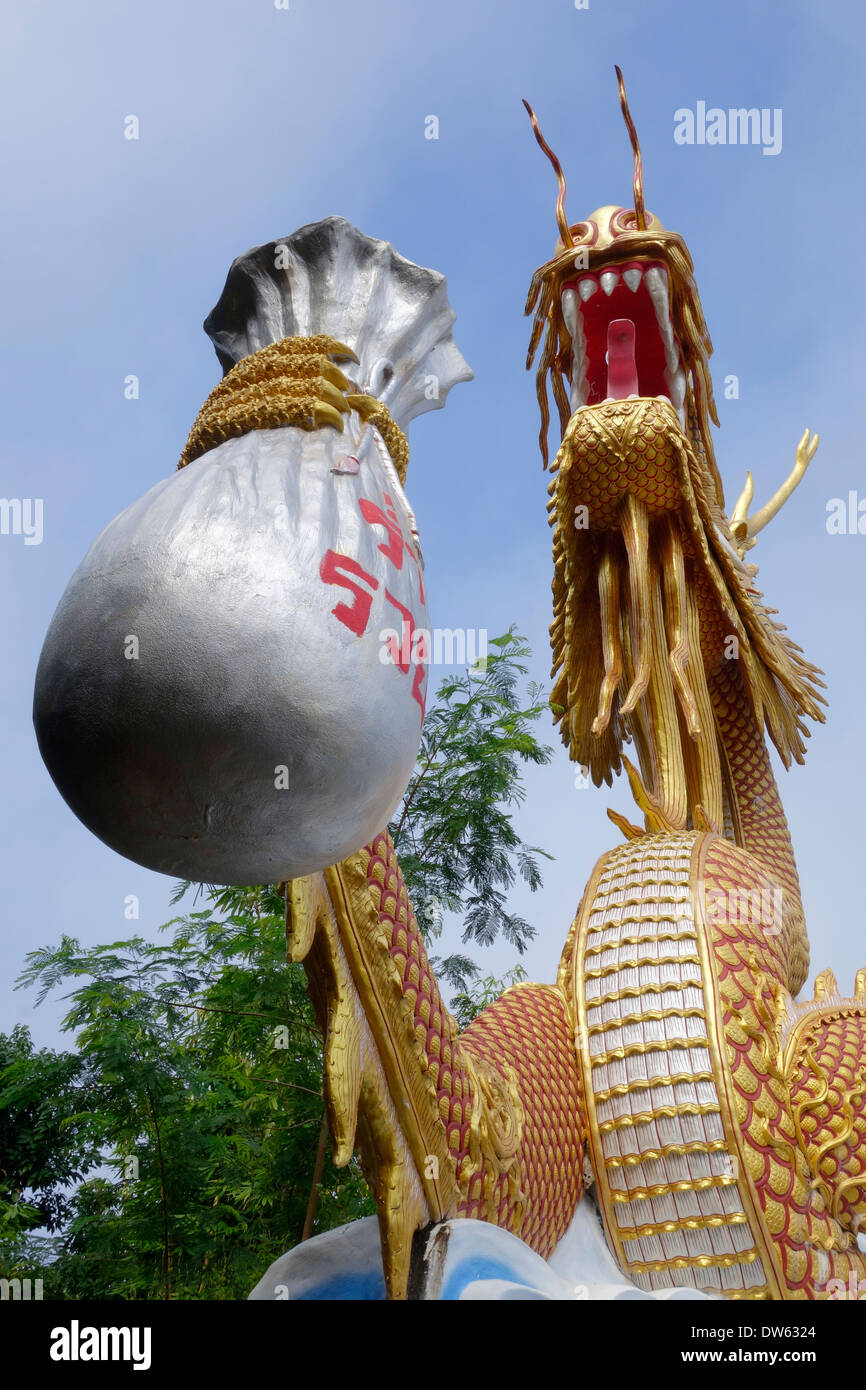 Schlange mit Geldsack, Teil einer großen Statue im Kloster Wat Thaton in Tha Ton, Thailand. Stockfoto