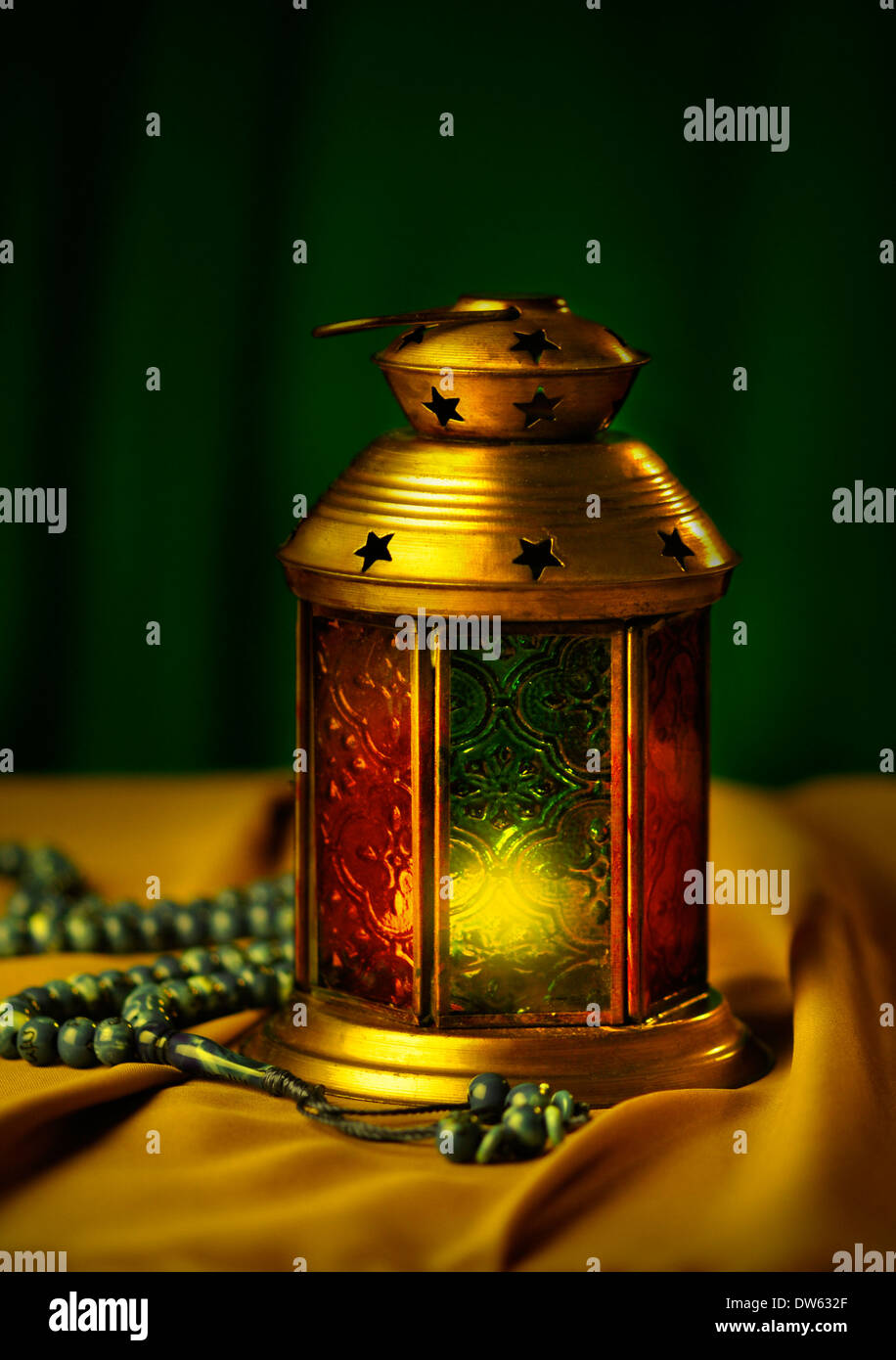 Wunderschöner Hintergrund für den islamischen heiligen Monat Ramadan. Antike Laterne und Rosenkranzperlen. Stockfoto