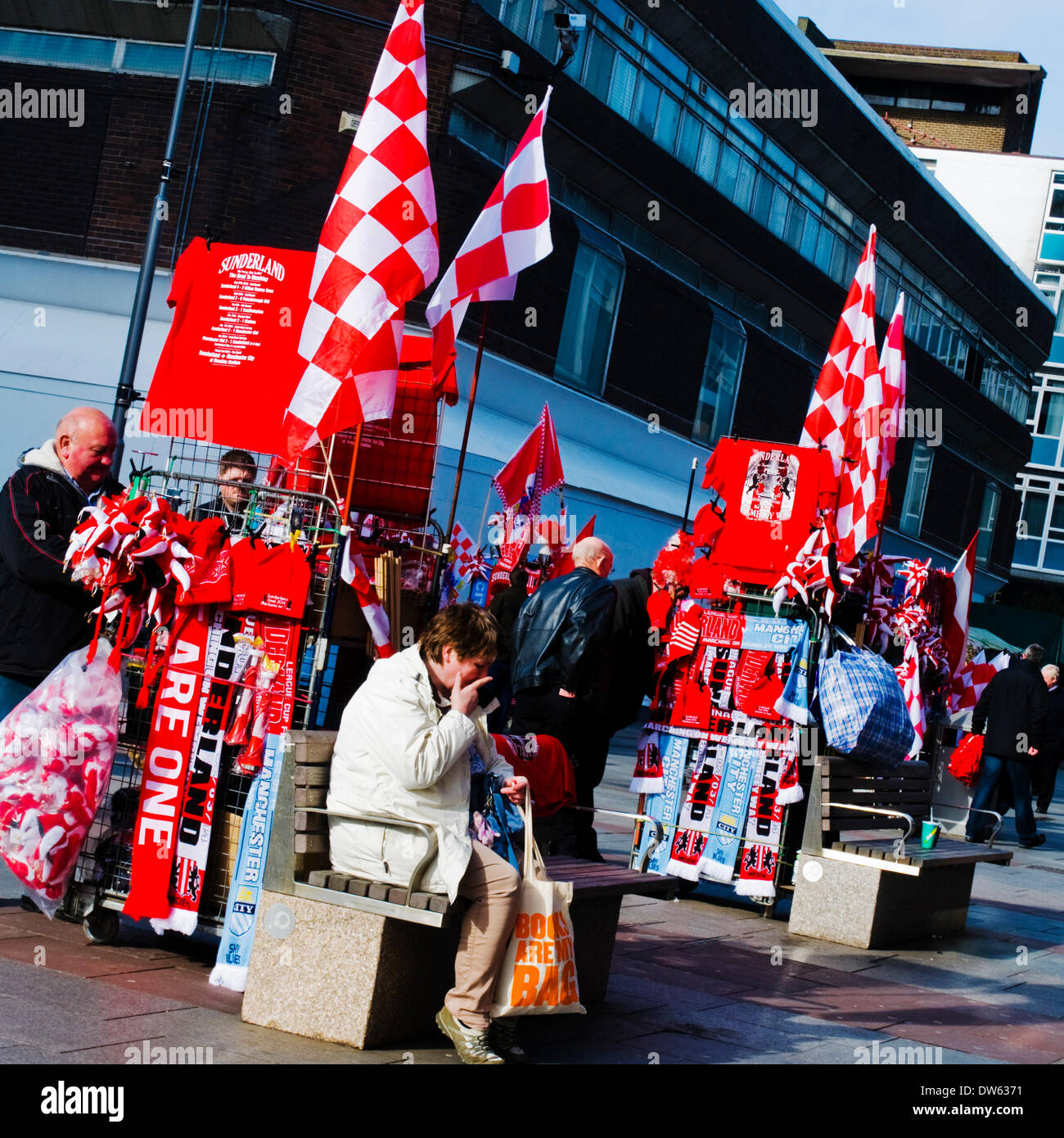 Sunderland, Vereinigtes Königreich. 28. Februar 2014. Die Stadt Sunderland bereitet für den Fußballverein Auftritt in der Hauptstadt ein Cup-Finale gegen Manchester City am Sonntag. Der Fußballverein Nächstenliebe, die Stiftung des Lichts, ist Geld für lokale gute Zwecke sammeln, durch drängen die Menschen um die Stadt rot und weiß um das Pokalfinale zu feiern. Bildnachweis: Paul Swinney/Alamy Live-Nachrichten Stockfoto