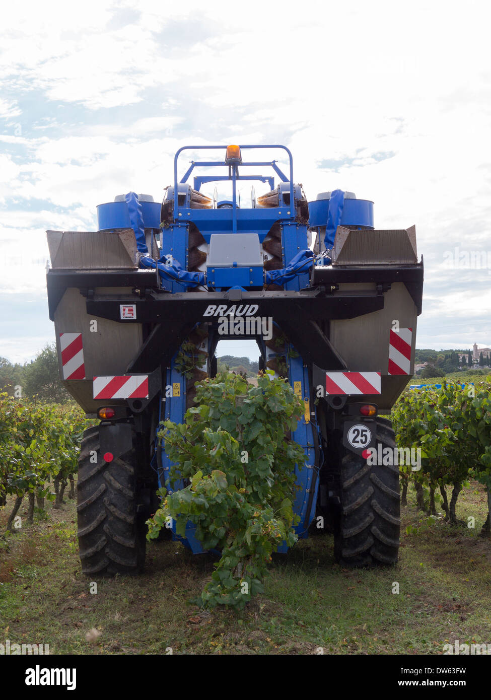 Ein Weinlese-Maschine bei der Arbeit in einem Weingut im Languedoc, Frace Stockfoto