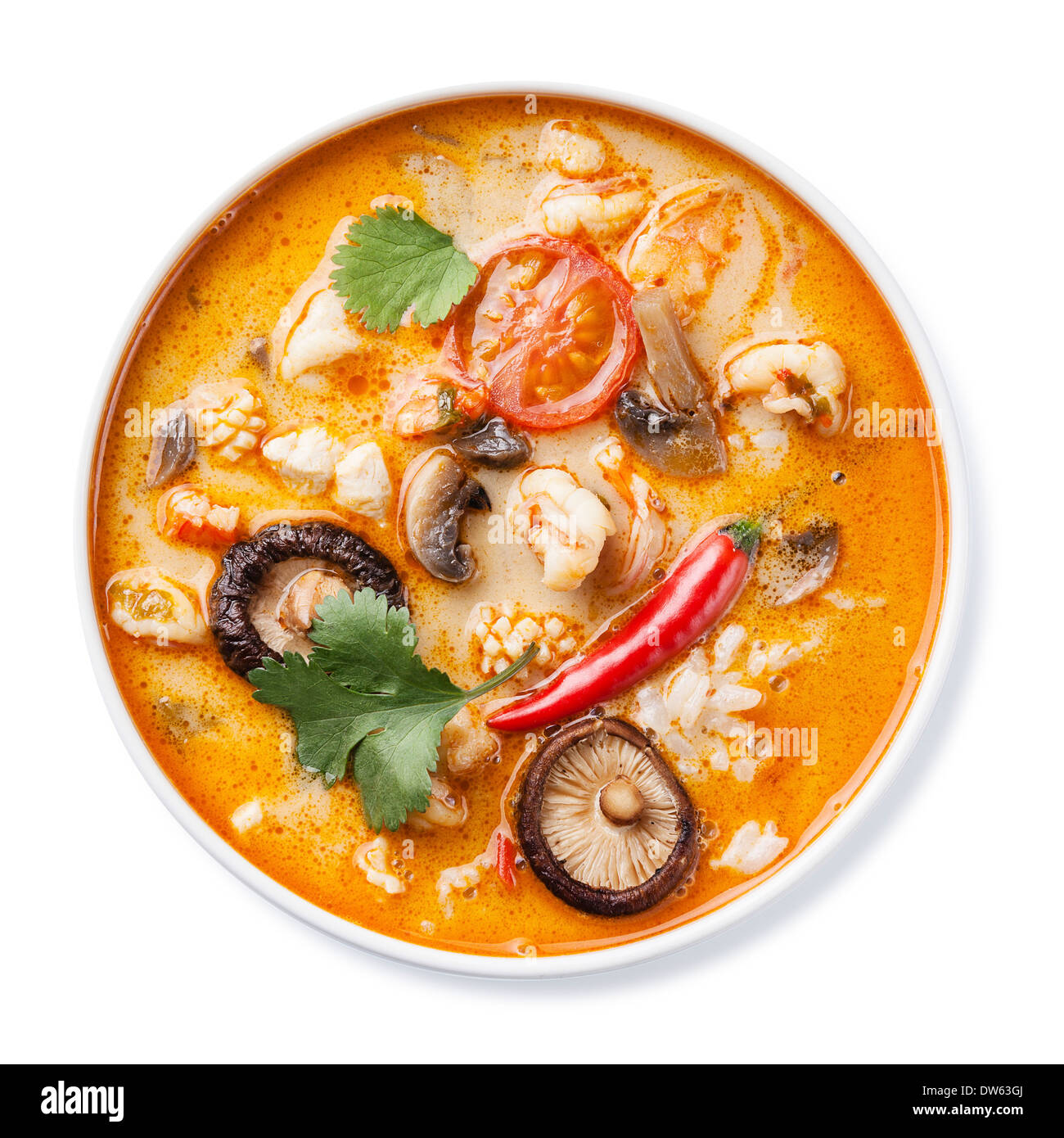 Würzige Thai Suppe Tom Yam mit Kokosmilch, Chili-Pfeffer und Meeresfrüchten Stockfoto