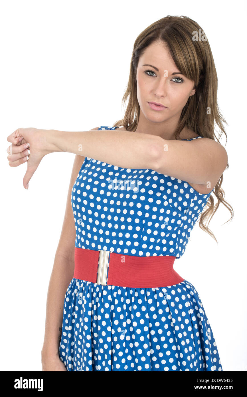 Traurige junge Frau tragen Blau Polka Dot Kleid Daumen runter Stockfoto