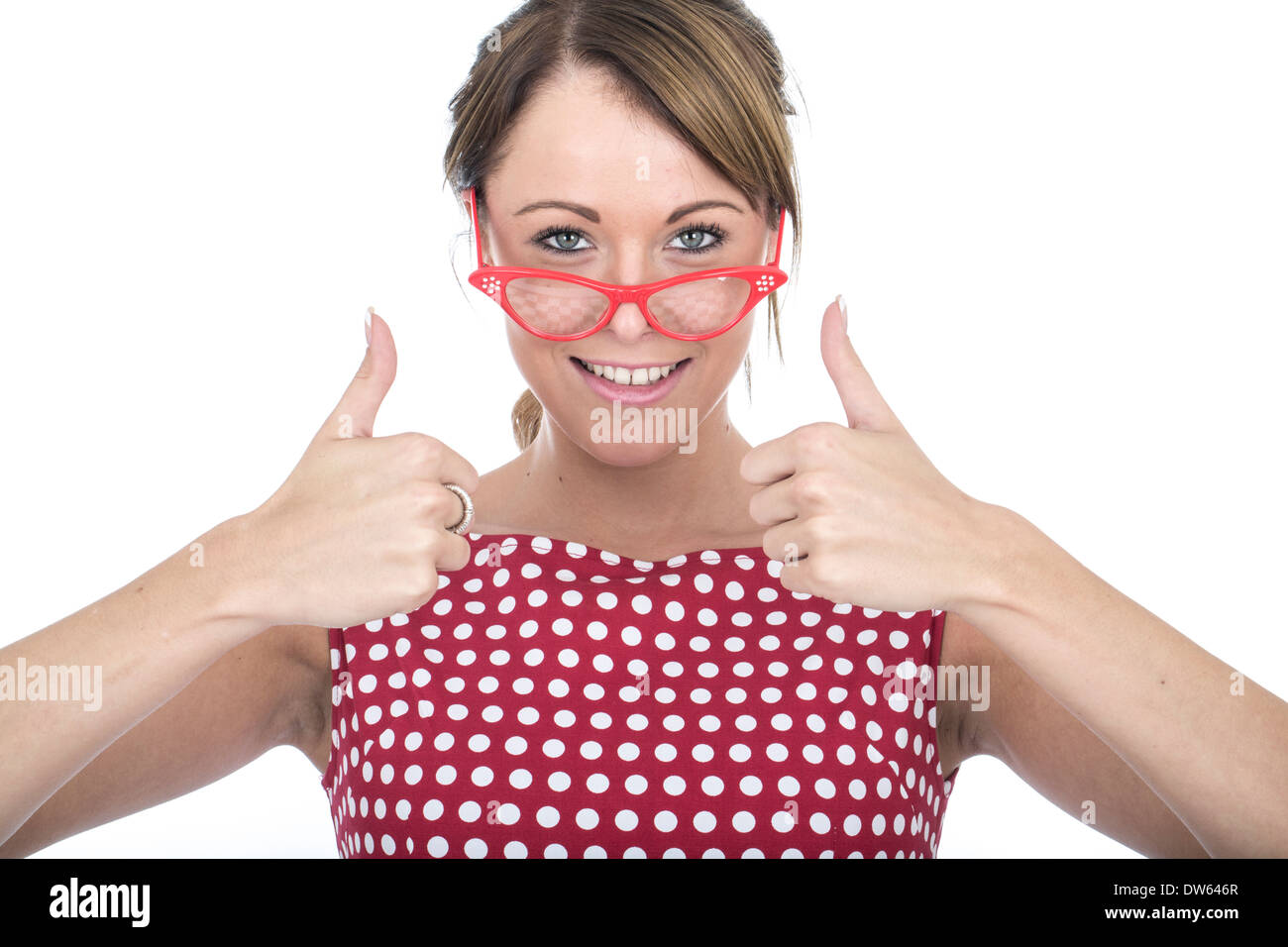 Schöne junge kaukasische Frau trägt Red Polka Dot Kleid, gesturing mit EINEM Happy positive Daumen nach oben, feiern Erfolg, isoliert auf Weiß Stockfoto