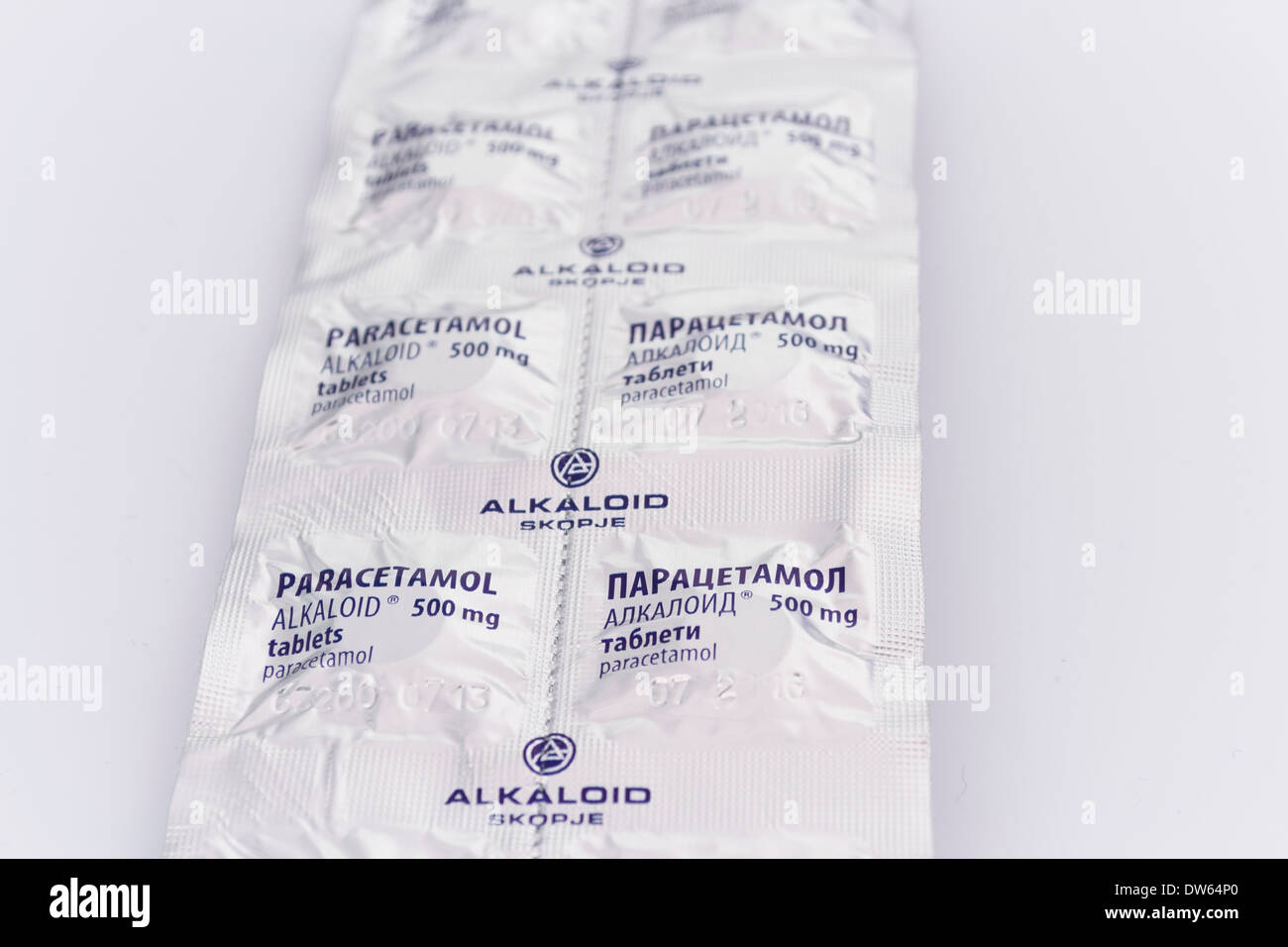 Paracetamol-Blisterverpackung isoliert auf weißem Hintergrund. Produziert von Alkaloid in Skopje, Mazedonien Stockfoto