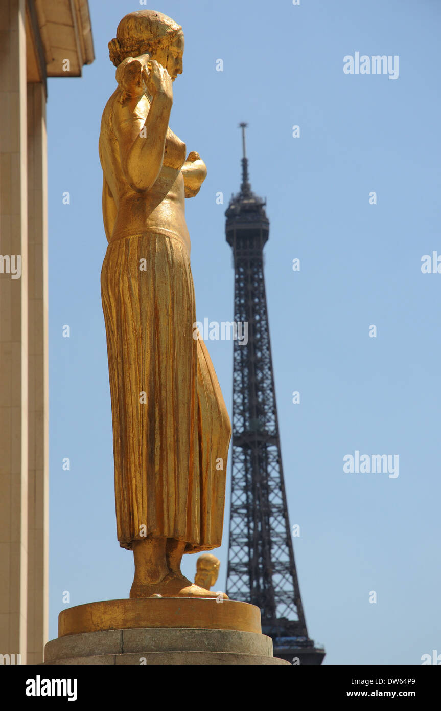 Goldene Statuen im Palais Chaillot mit den Eiffelturm über Stockfoto