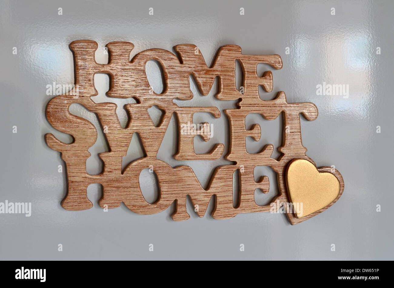 Home Sweet Home, hand gegriffenen Lackiertes Sperrholz mit goldenes Herz Stockfoto