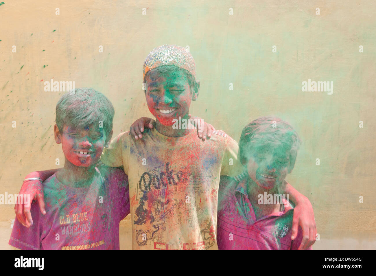 Kinder spielerisch während Holi-Fest Stockfoto