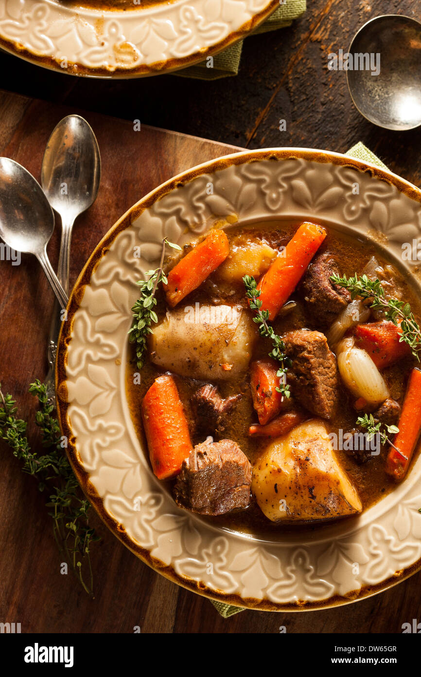 Hausgemachte irisches Rindfleisch-Eintopf mit Möhren und Kartoffeln Stockfoto