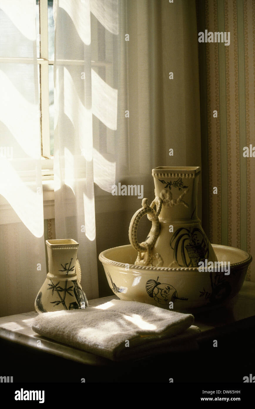 Krug Schüssel Gardinen Fenster China Porzellan Vase Handtuch Stockfoto