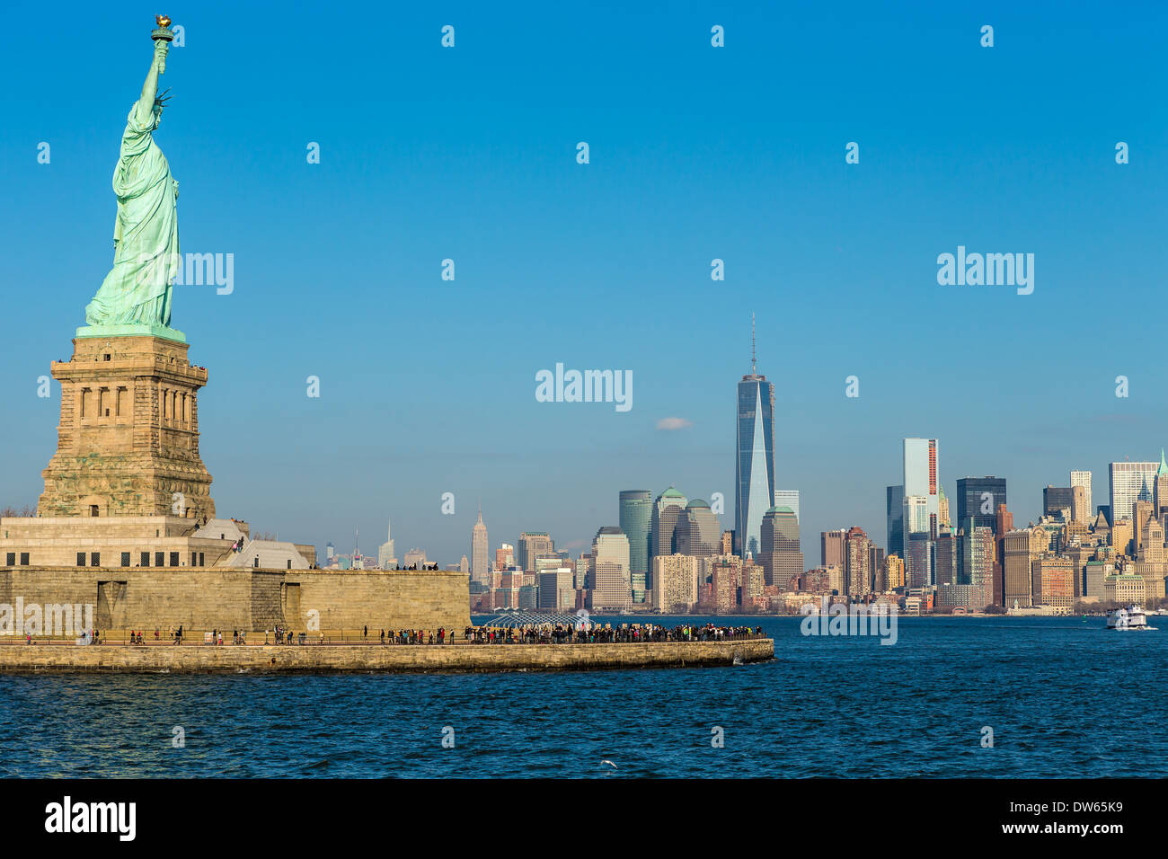 Freiheitsstatue und New York City. Stockfoto