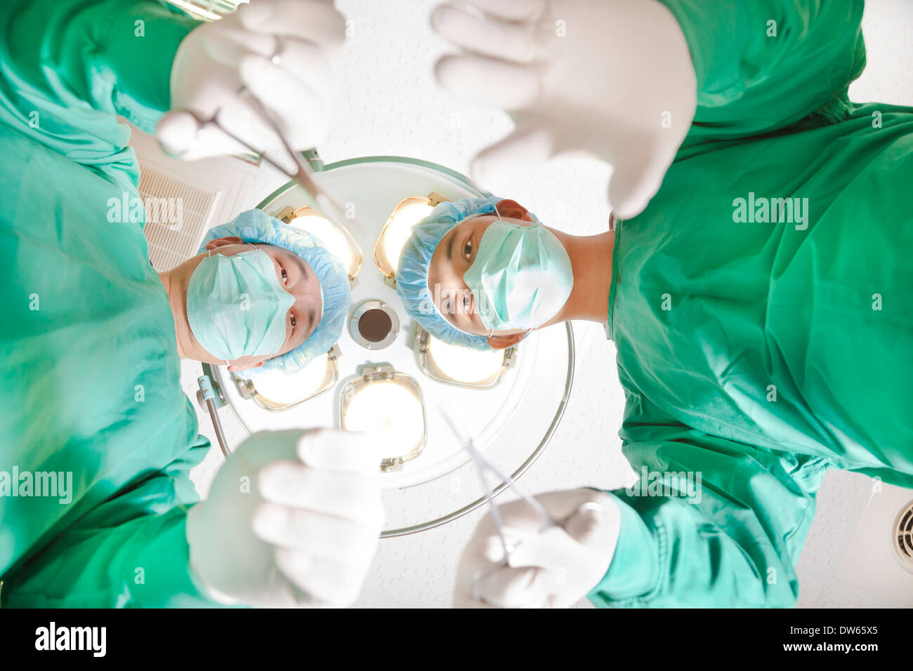 Chirurgen und medizinische Fachangestellte arbeiten im OP-Saal Stockfoto