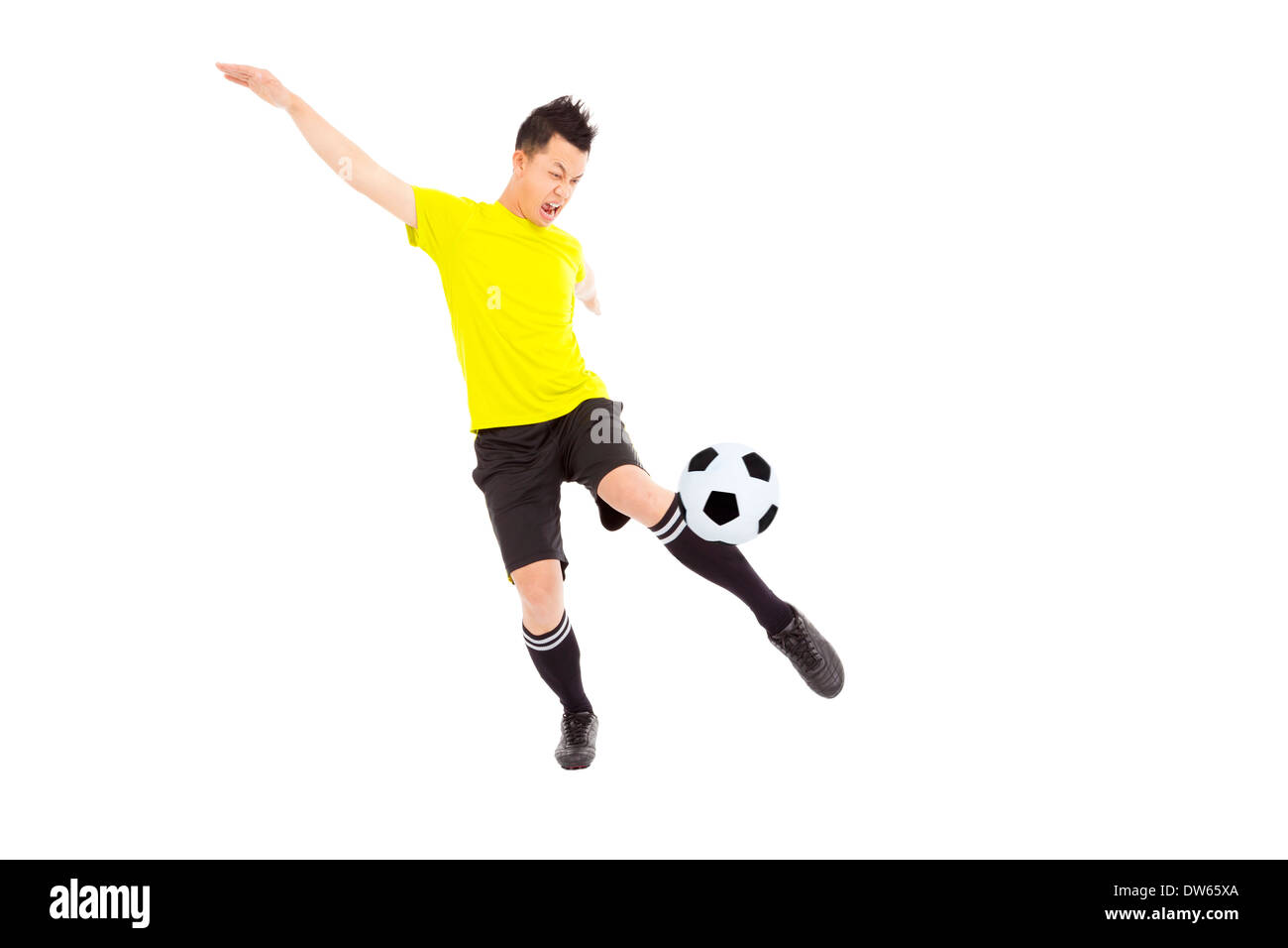 Junge Fußballer treten Ball im studio Stockfoto