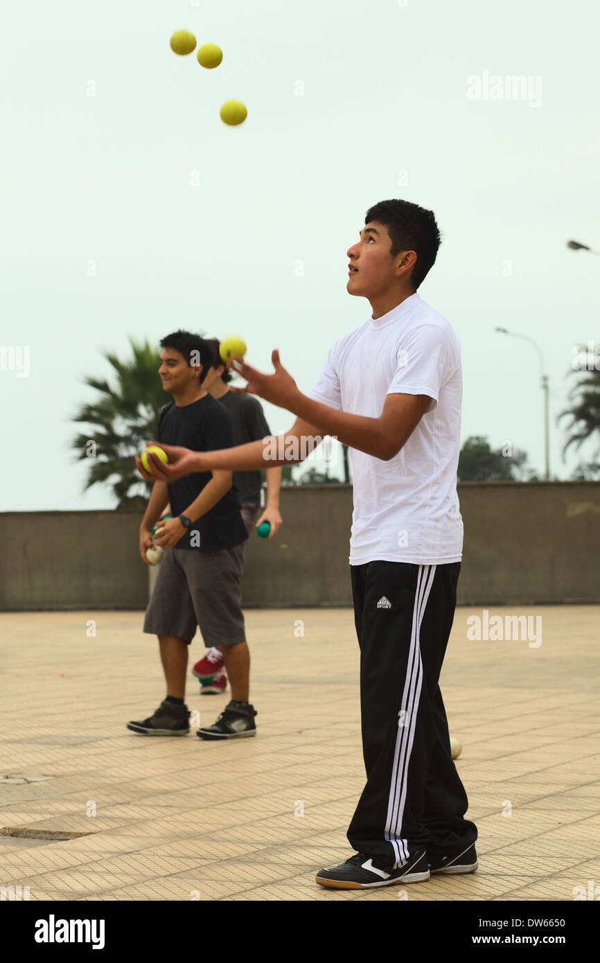 Peruanische Jüngling Jonglieren mit fünf Kugeln in Larcomar im Stadtteil Miraflores in Lima, Peru Stockfoto