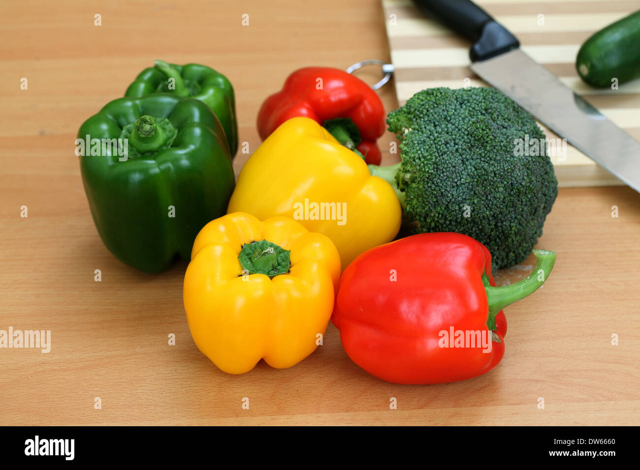 Frischer Brokkoli, rote, gelbe und grüne Paprika Stockfoto