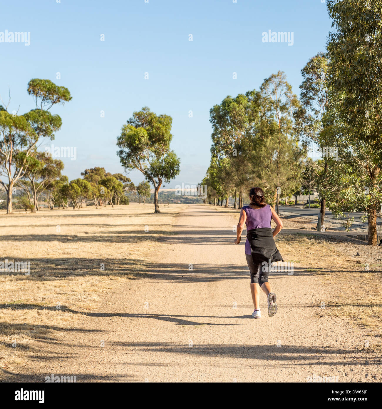 Reife Dame Kiesweg entlang joggen. Stockfoto