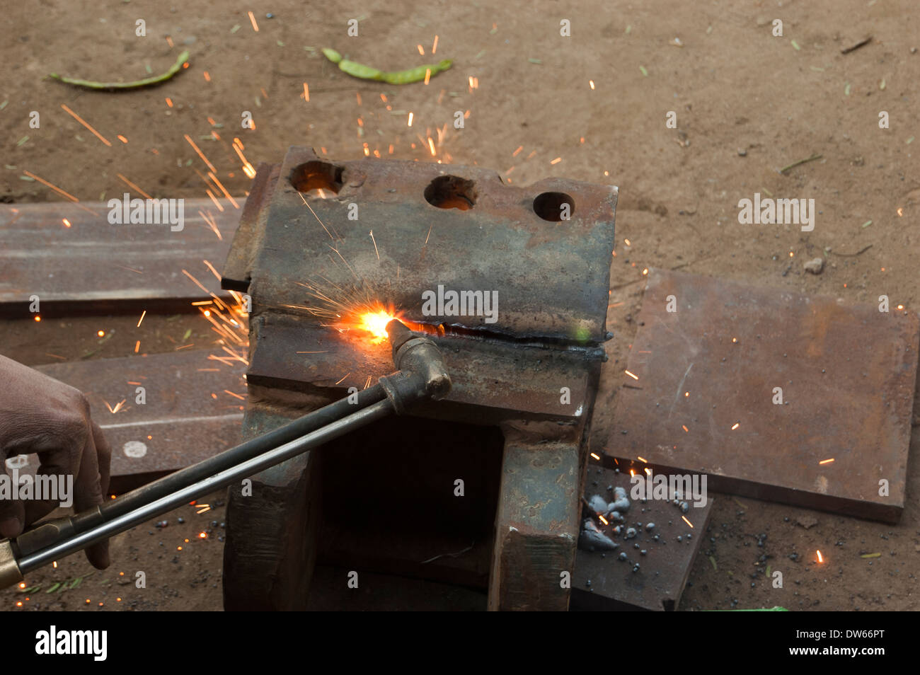 1 indischer Mann Arbeit in Fabrik Stockfoto