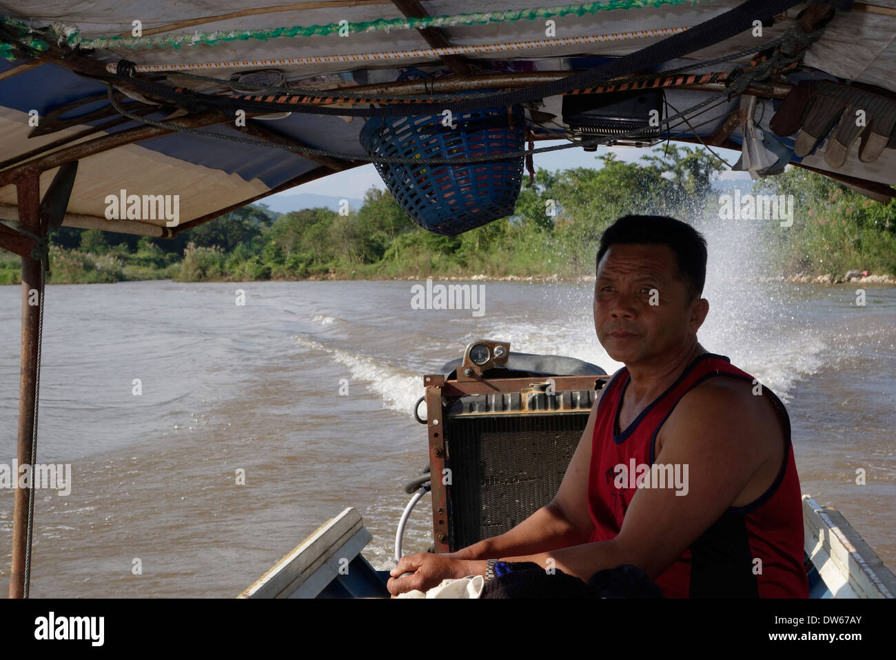 Der Nam Kok River, Thailand befahren ein Longtail-Boot. Stockfoto
