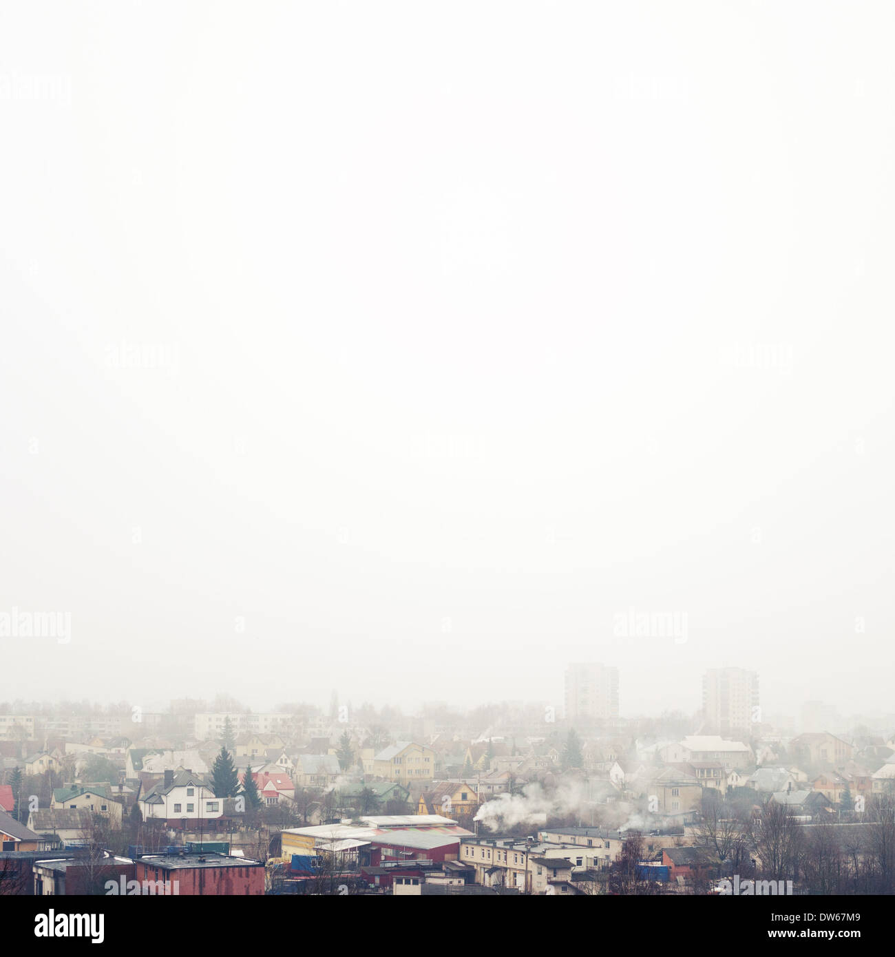 Kleinstadt Stadtbild Hintergrund. Nebliges Wetter, Winterzeit. Stockfoto