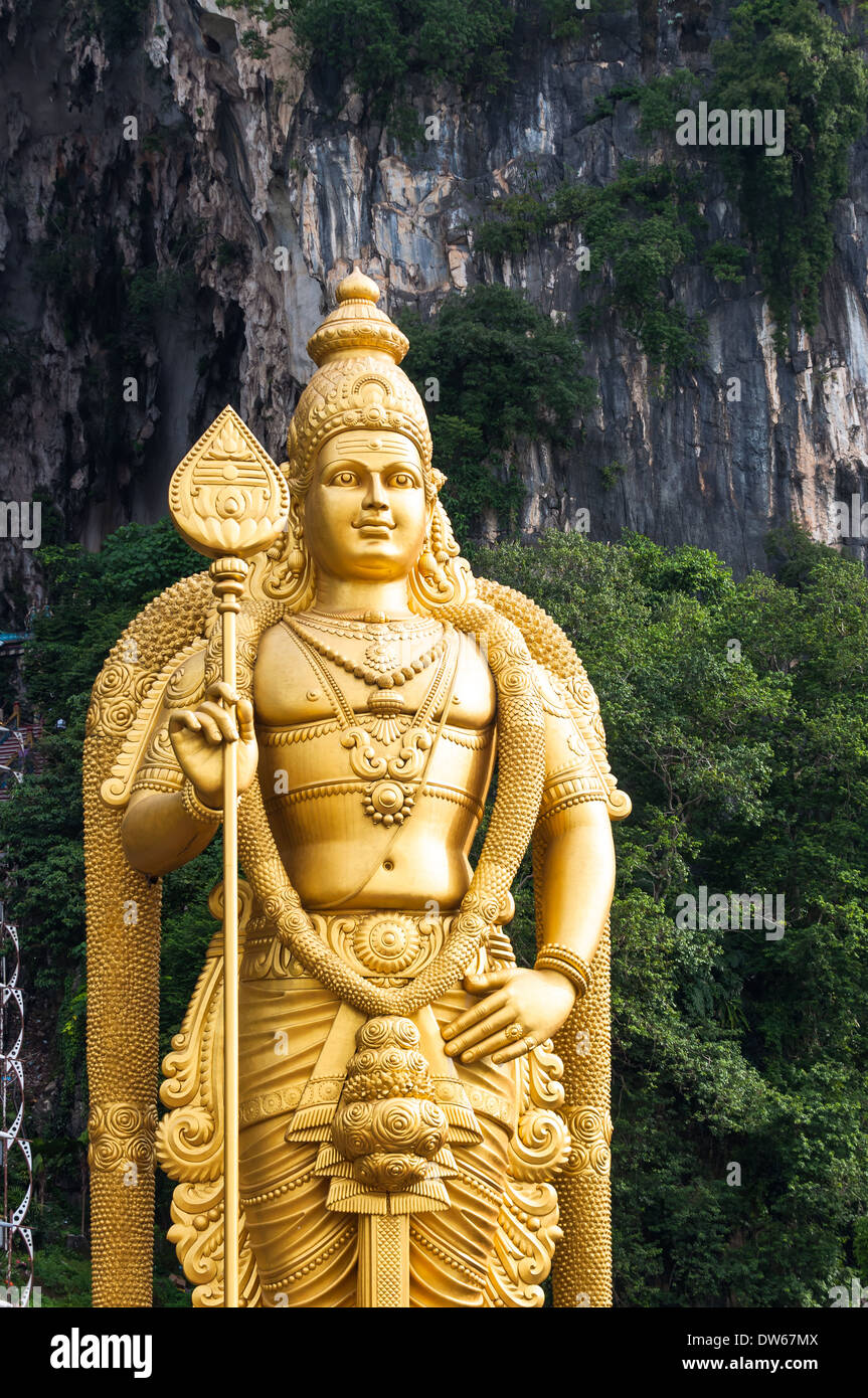 Die Statue von Lord Murugan, die außerhalb der Batu Caves nördlich von Kuala Lumpur, Malaysia steht. Stockfoto