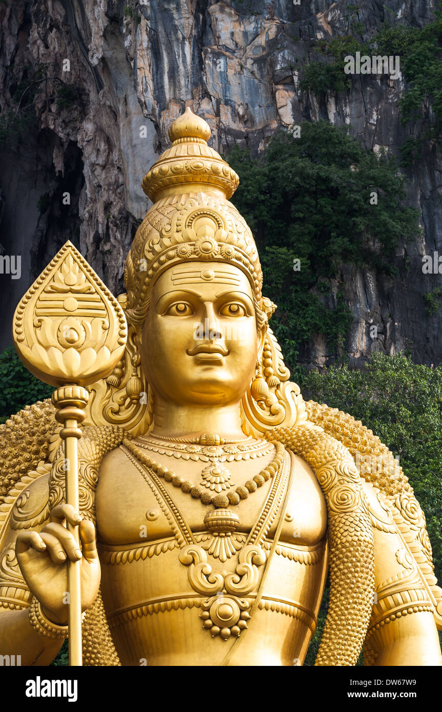 Die Statue von Lord Murugan, die außerhalb der Batu Caves nördlich von Kuala Lumpur, Malaysia steht. Stockfoto