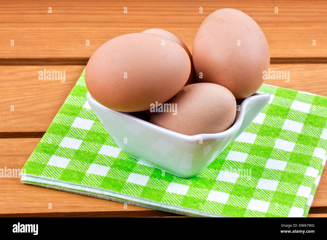 Eiern in einer Porzellanschüssel Stockfoto