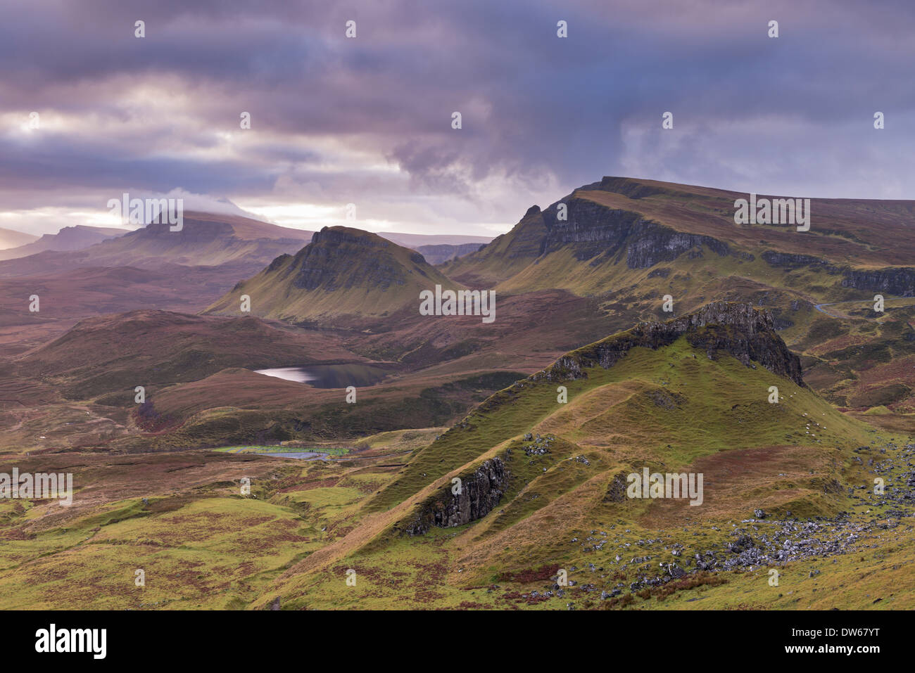 Morgendämmerung über der Trotternish-Bergkette, gesehen von der Quiraing, Isle Of Skye, Schottland. Winter (Dezember) 2013. Stockfoto