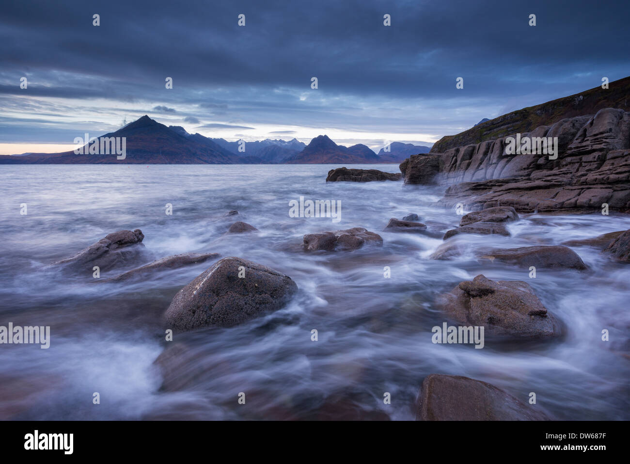 Wellen laufen umher den felsigen Ufern des Elgol, Isle Of Skye, Schottland. Winter (Dezember) 2013. Stockfoto