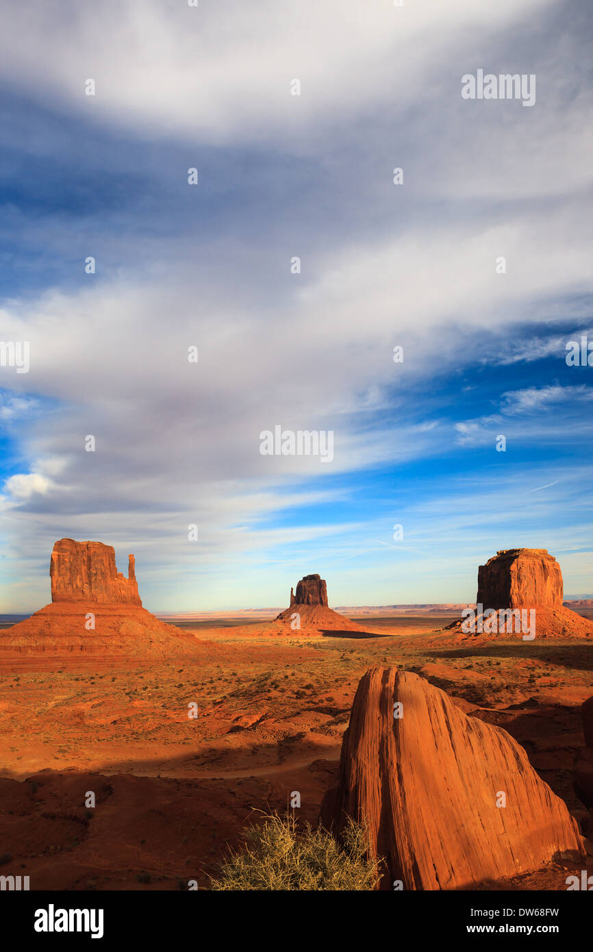 Sonnenuntergang in Monument Valley Navajo Tribal Park an der Grenze zwischen Utah und Arizona Stockfoto