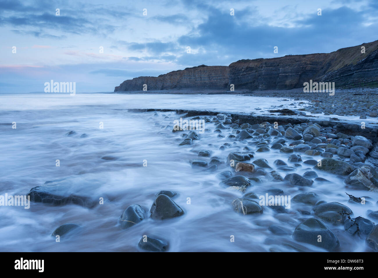 Flut am Kilve Beach in Somerset, England. Winter (Januar) 2014 Stockfoto