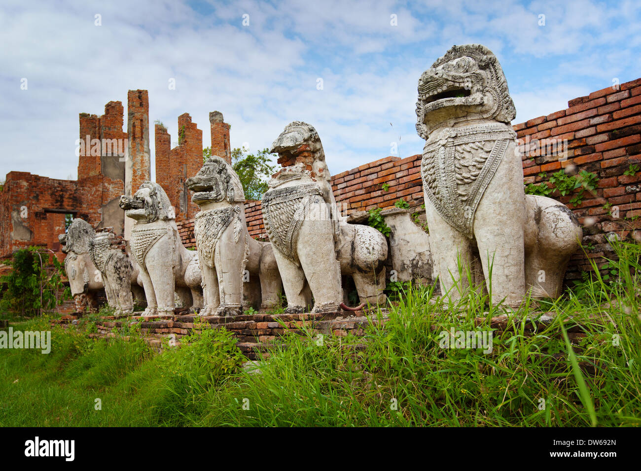 Stein-Fabelwesen wie Löwen in den Ruinen eines antiken Tempels. Thailand, Ayutthaya Stockfoto