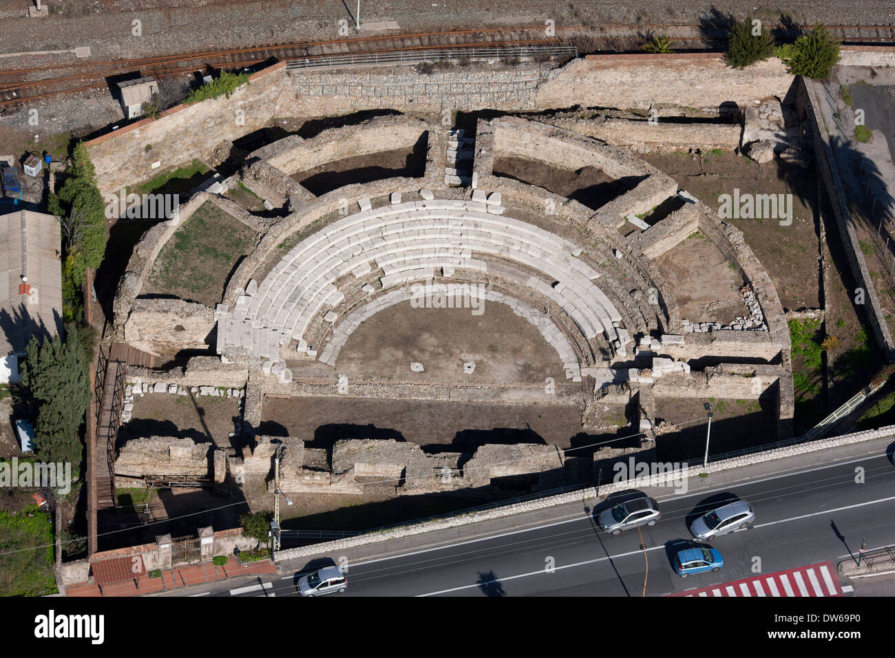 LUFTAUFNAHME. Archäologische Stätte aus der Römerzeit. Ventimiglia, Provinz Imperia, Ligurien, Italien. Stockfoto