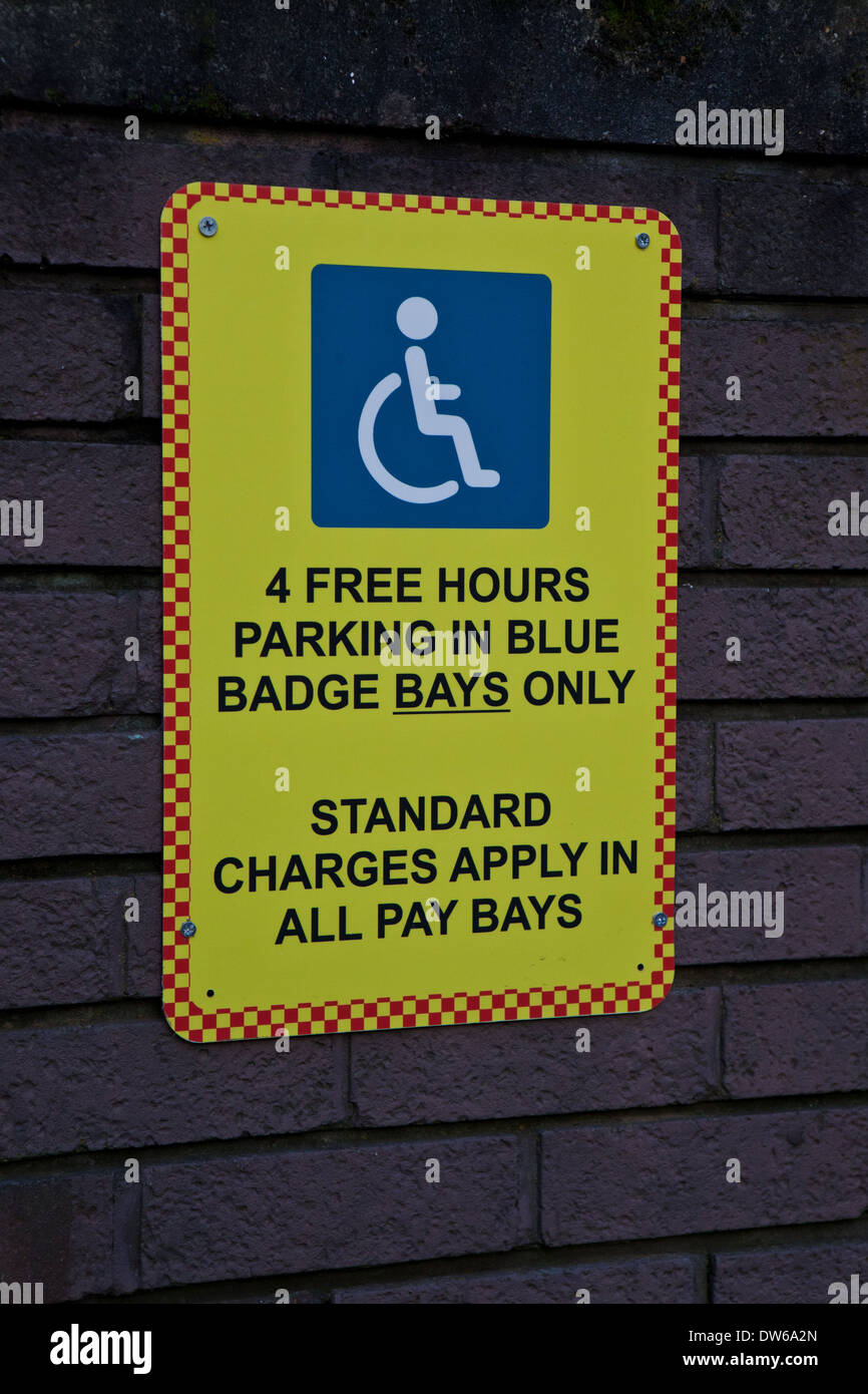 Parkplatz Schild für Blue Badge Holder auf eine Mauer Stockfoto