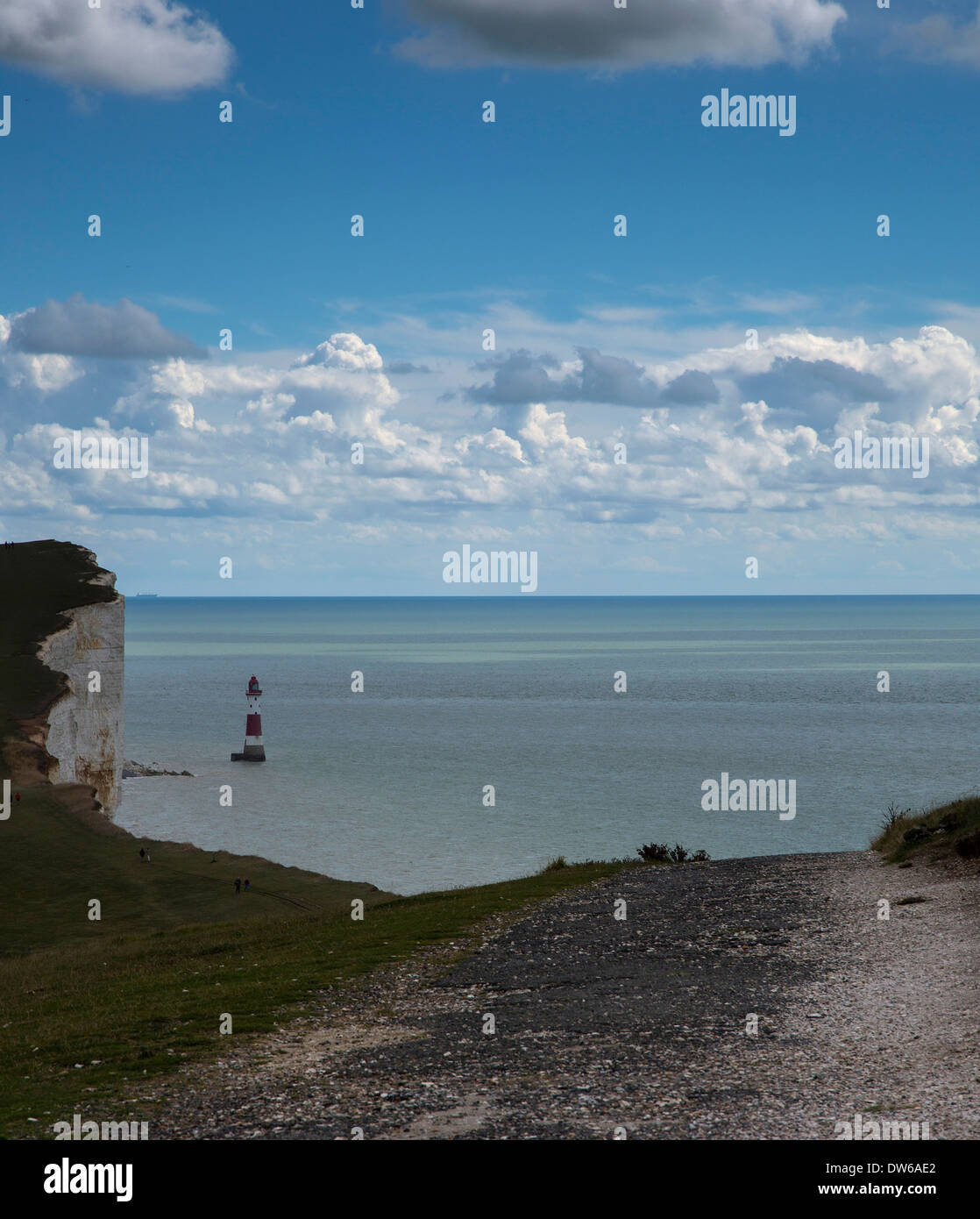 Ein Blick auf die Beachy Head Leuchtturm von den Severn-Schwestern. Mit blauem Himmel und flauschige weiße Wolken. Stockfoto