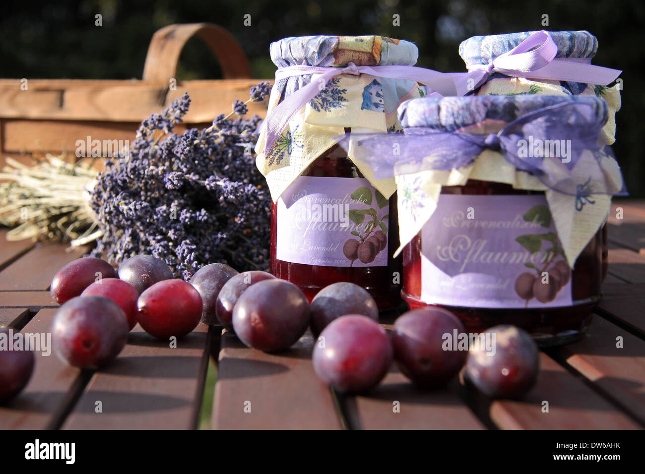 Glas selbst gemachte Pflaumenmus und Pflaumen Stockfoto