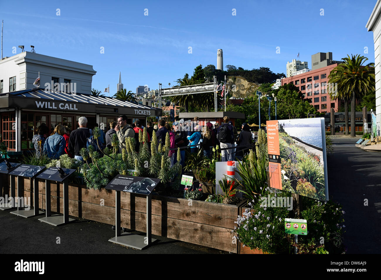 Ticket Verkaufsbüro Alcatraz Gefängnis Justizvollzugsanstalt Insel Tour Tourismus Linie Warteschlange anstehen am frühen Morgen vor Eröffnung offen Stockfoto