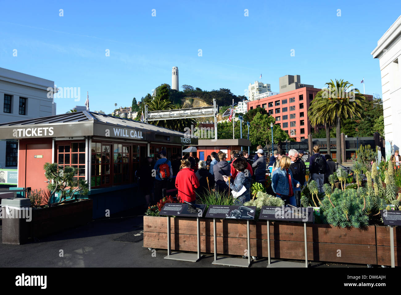 Ticket Verkaufsbüro Alcatraz Gefängnis Justizvollzugsanstalt Insel Tour Tourismus Linie Warteschlange anstehen am frühen Morgen vor Eröffnung offen Stockfoto