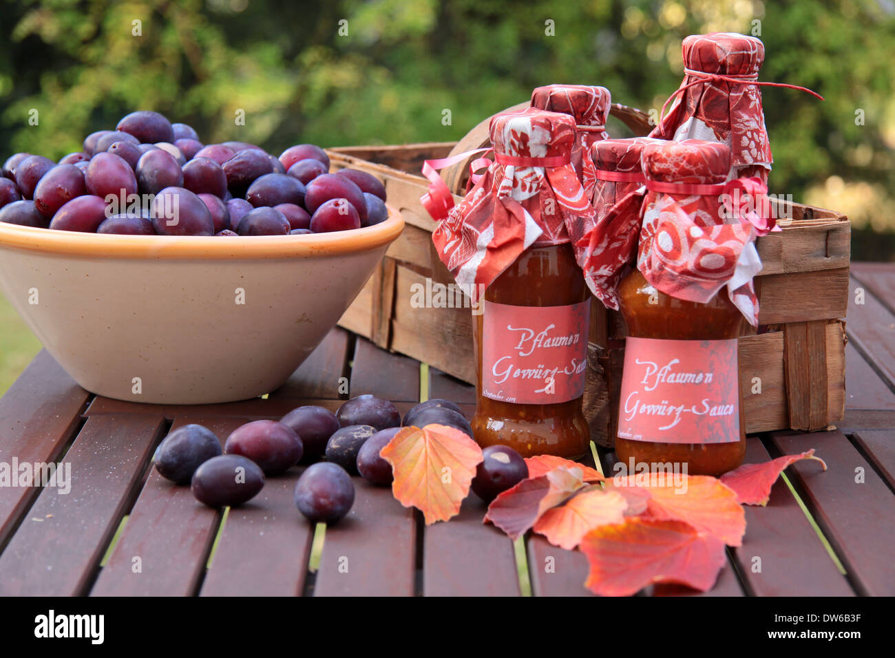 Gläser mit hausgemachter Sauce und Herbst Dekoration Stockfoto Gläser mit hausgemachter Sauce und Herbst Dekoration Stockfoto