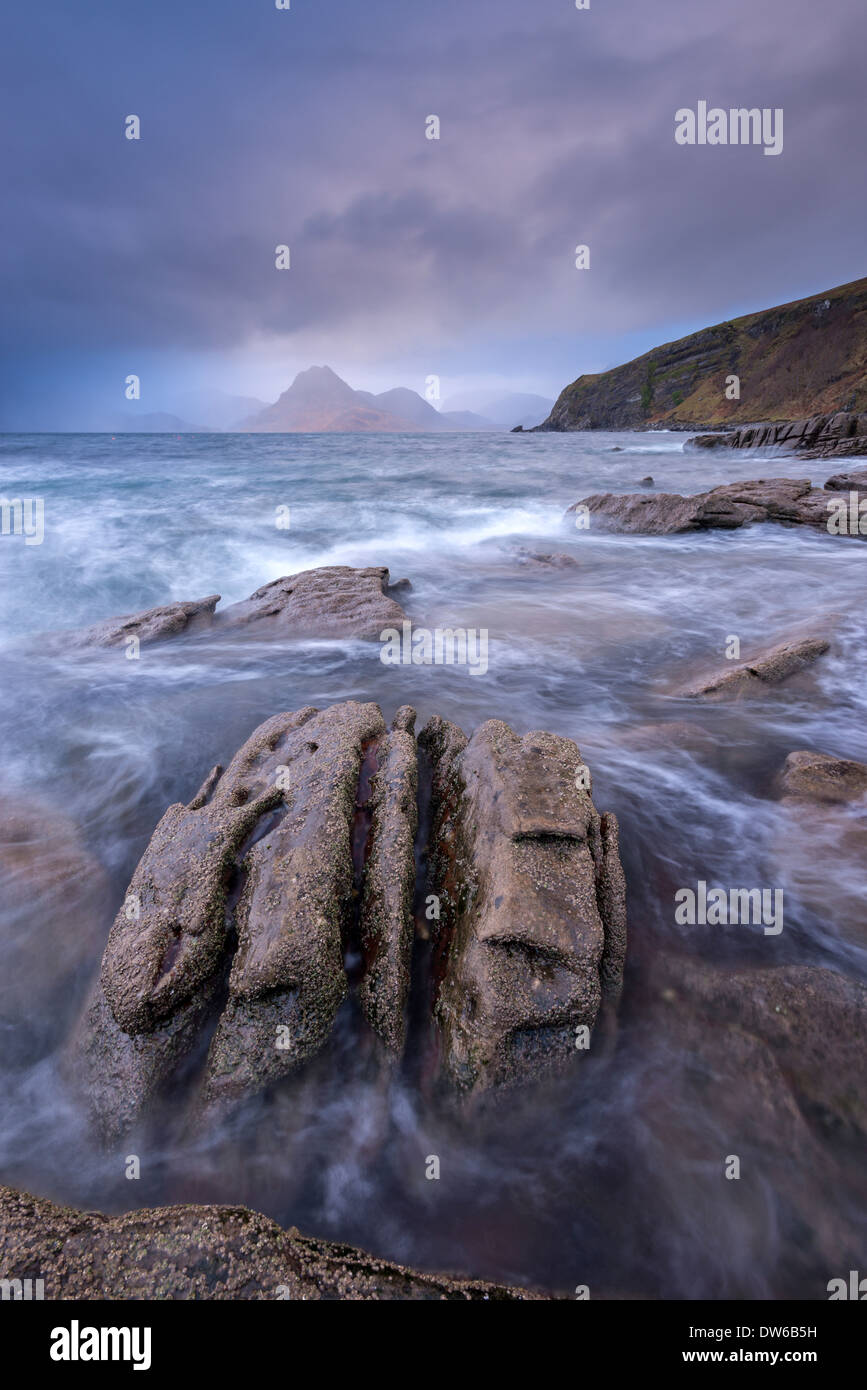 Dramatische Küste von Elgol, Blick auf den Cullins, Isle Of Skye, Schottland. Winter (November) 2013. Stockfoto