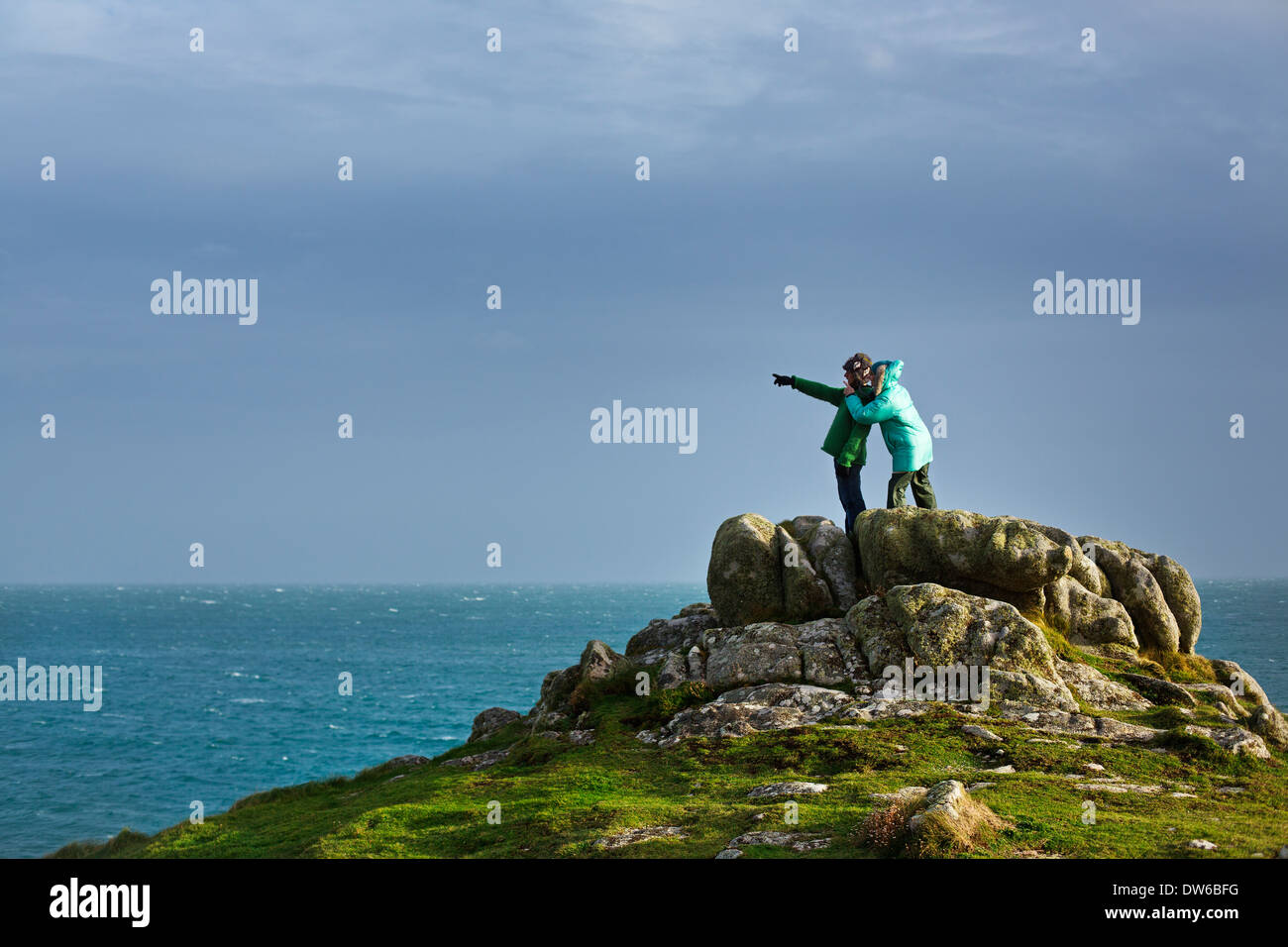 Ein paar steht auf einem Felsen Meer auf die Isles of Scilly darauf hinweisen Stockfoto